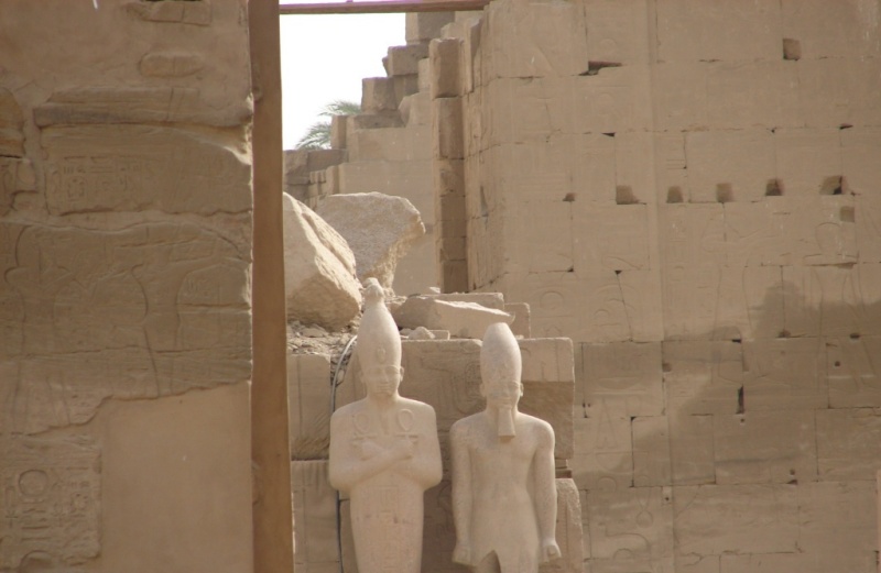 2008/03(March)/AroundTheWorld/Egypt/Karnak/800x600_Statues at Karnak.jpg